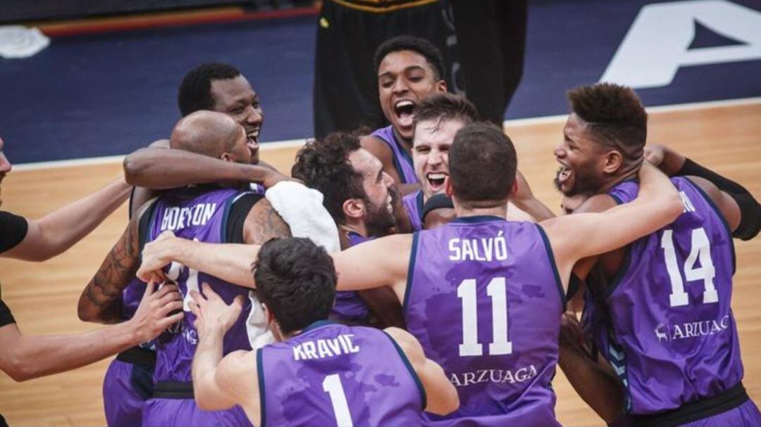 Los jugadores de San Pablo Burgos celebran la victoria.