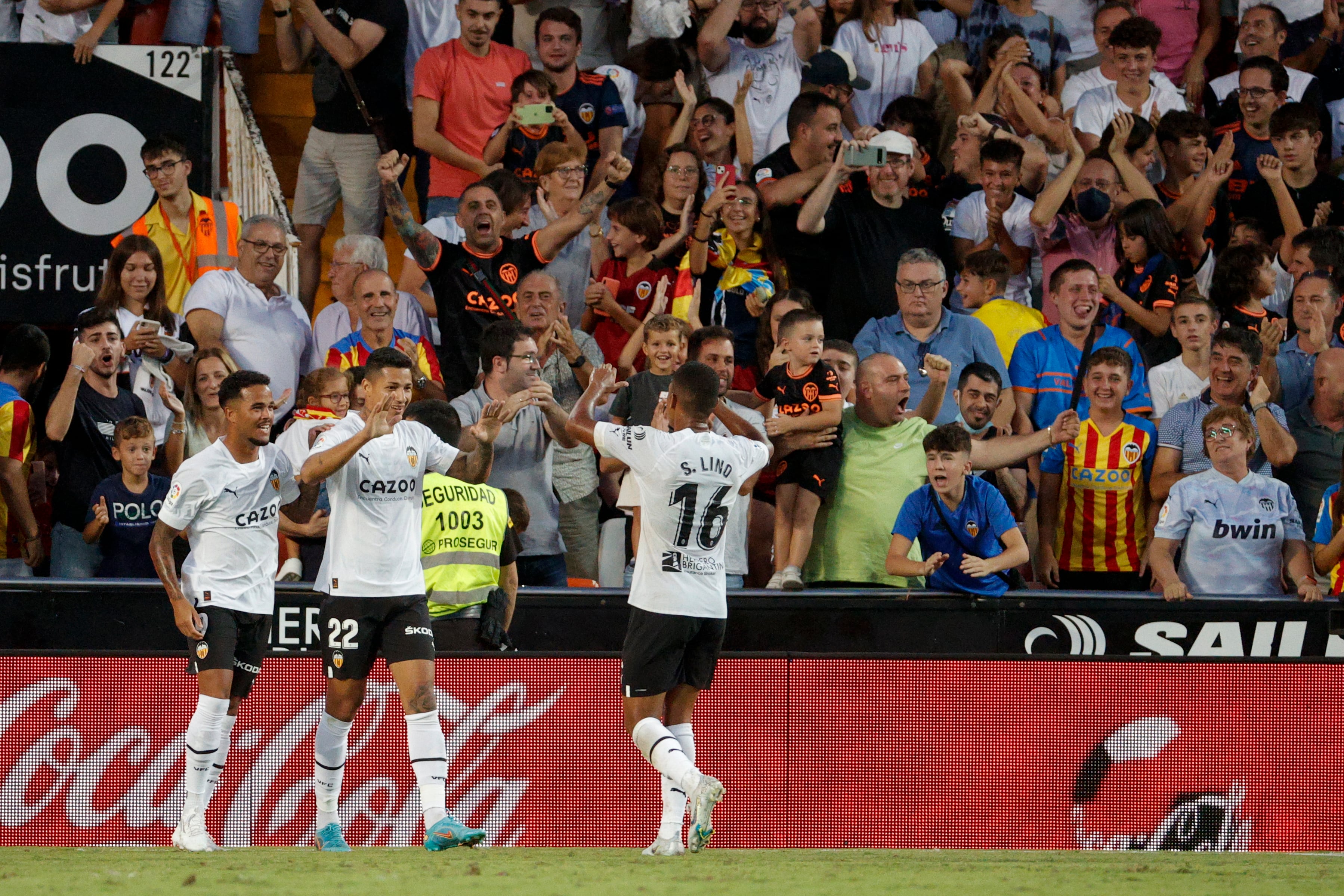 GRAFCVA8399. VALENCIA, 17/09/2022.- El delantero del Valencia, Marcos André (c), celebra el segundo gol marcado al Celta de Vigo durante el partido de la sexta jornada de La Liga que disputan este sábado en el estadio de Mestalla. EFE/Manuel Bruque
