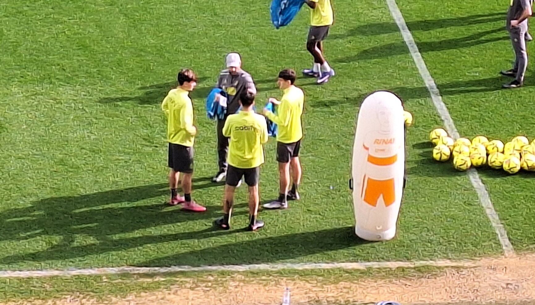 Pau Mascaró, Santi Franco y Calera, charlando con Pablo Álvarez.