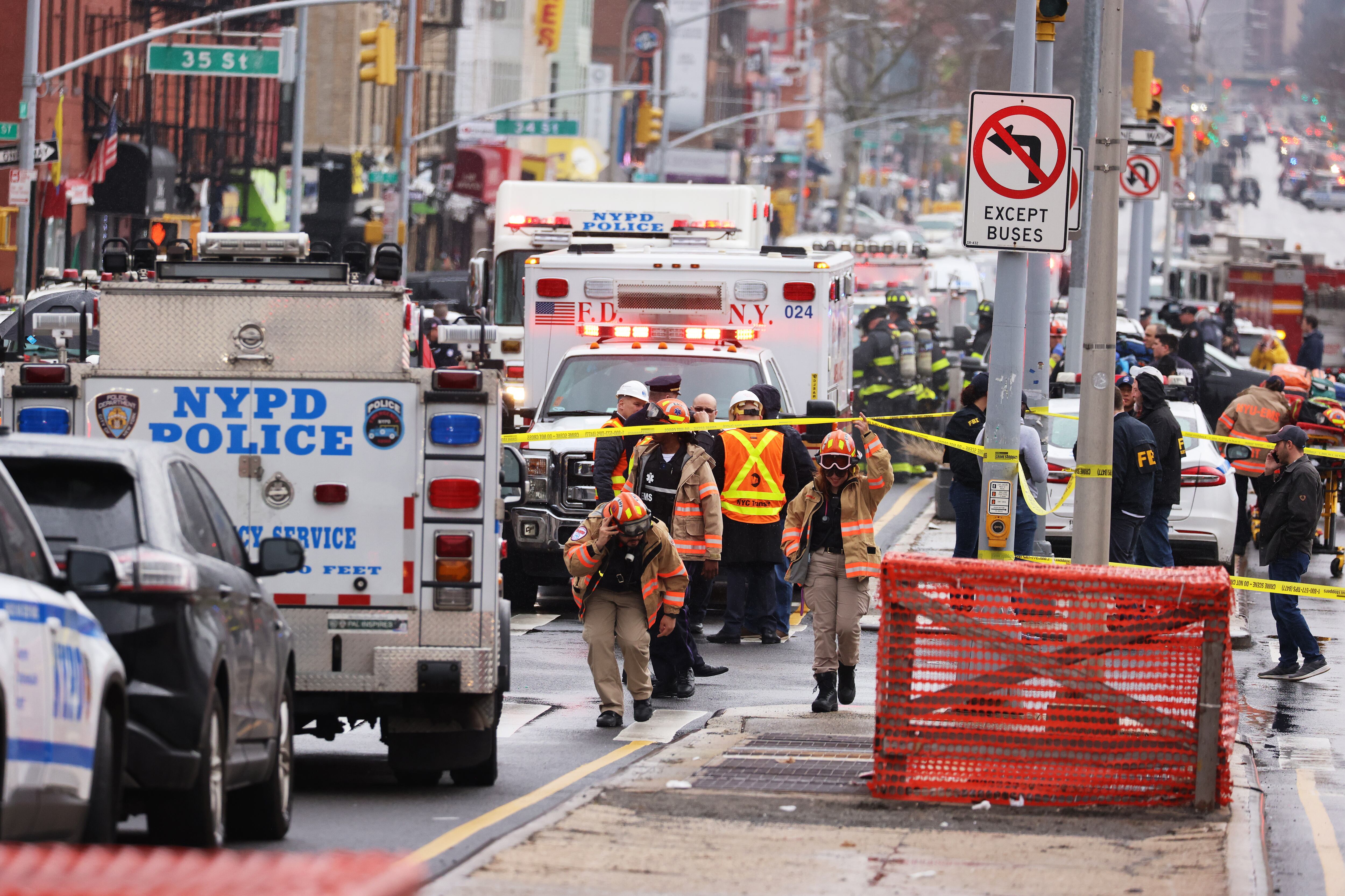 Agentes de Policía de Nueva York en los alrededores de la estación de metro donde ha ocurrido el tiroteo.