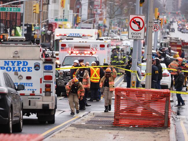 Agentes de Policía de Nueva York en los alrededores de la estación de metro donde ha ocurrido el tiroteo.