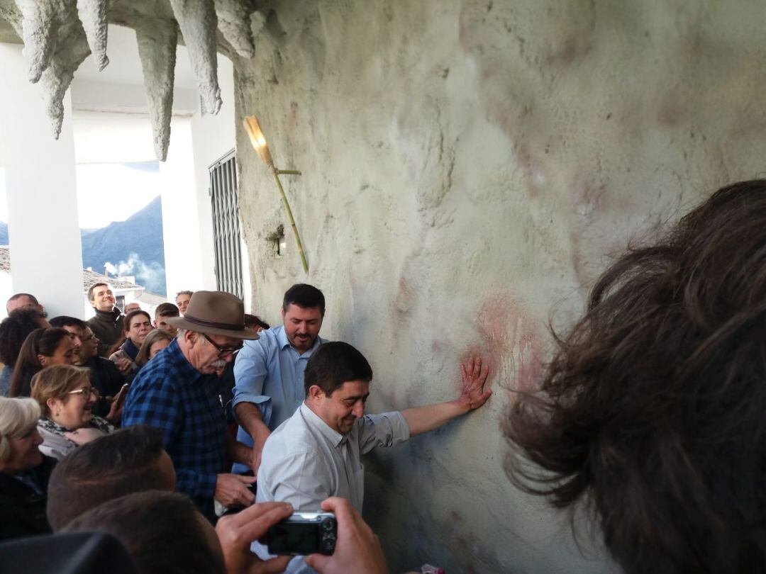 El presidente de la Diputación deja la huella de sus manos en uno de los espacios de Paleomágina