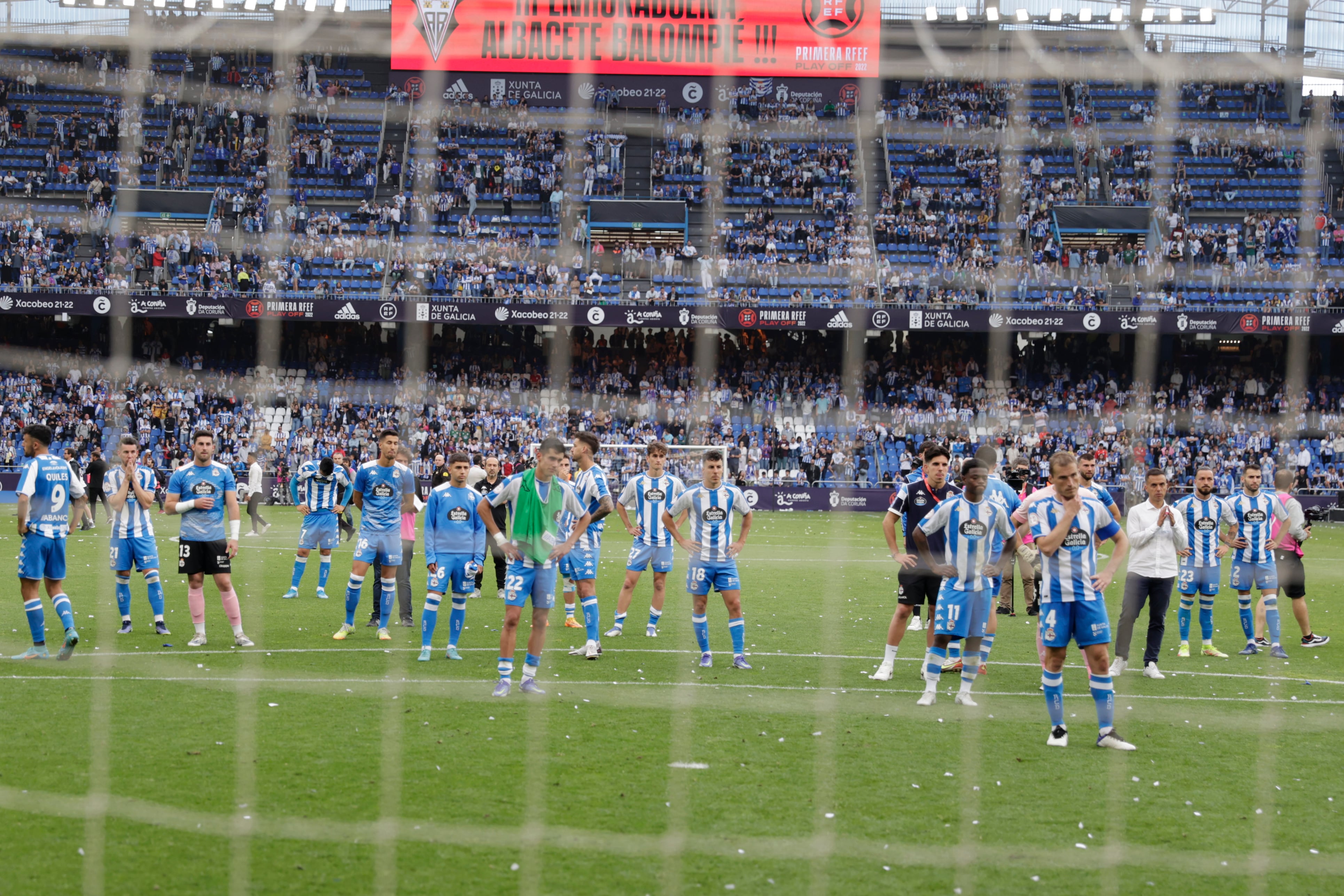 Los jugadores del Deportivo al término de la final del playoff de ascenso a LaLiga SmartBank ante el Albacete, diputado este sábado en el estadio de Riazor, en A Coruña