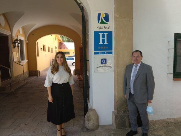 La delegada de turismo, Raquel Morales y el director del parador, Juan A. Choza