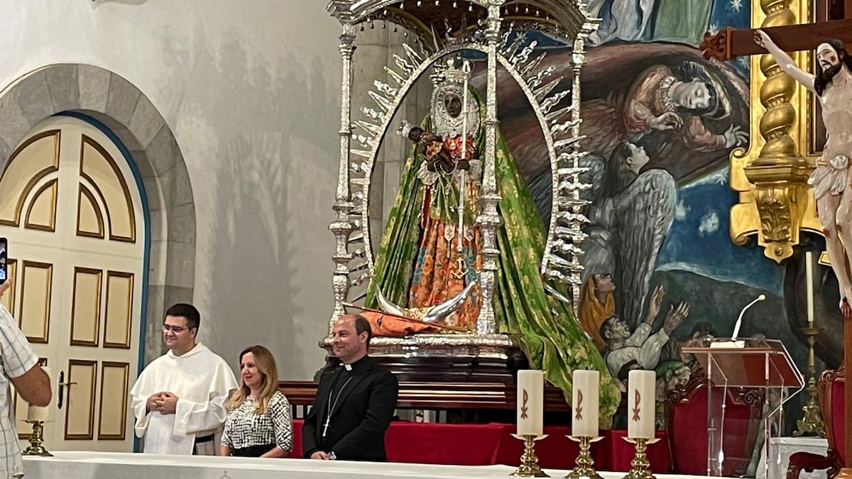 Rosa Dávila entrega la vara de mando a la morenita