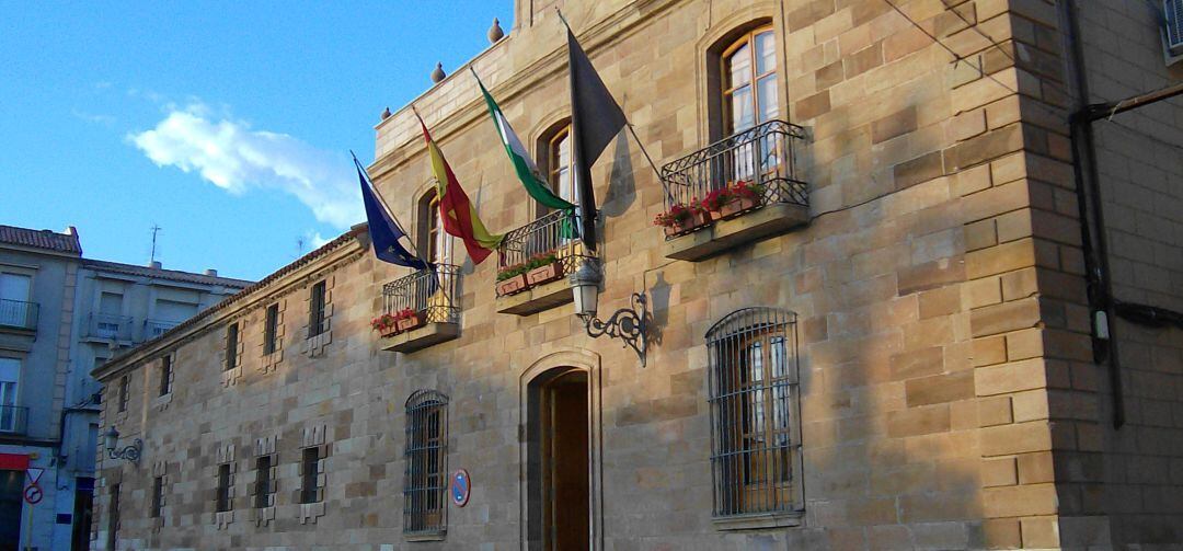 Fachada principal del Ayuntamiento de La Carolina.