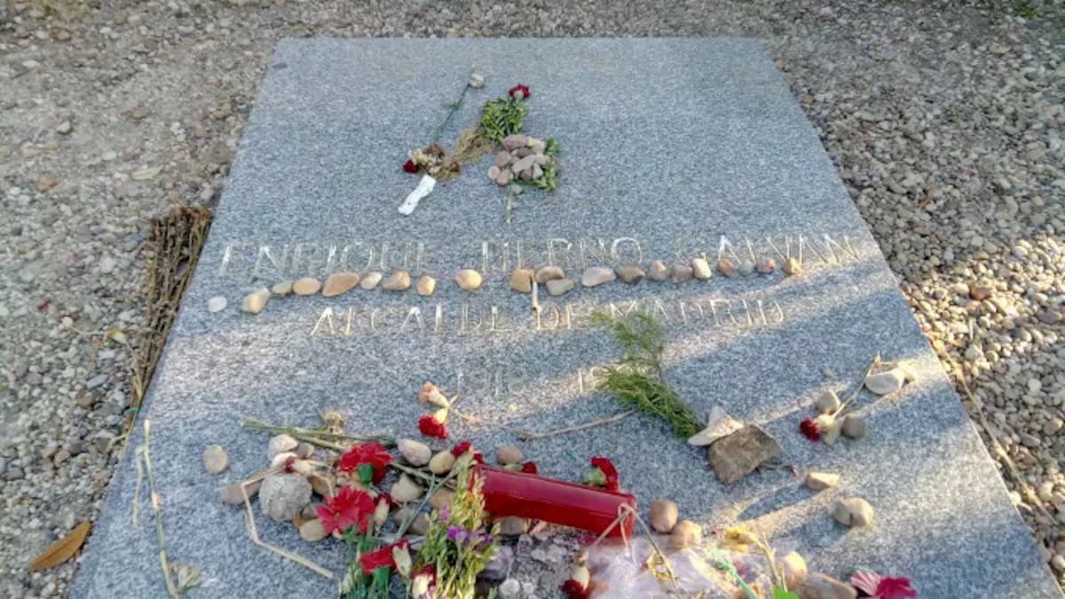 Por qué la tumba de Tierno Galván recibe piedras como ofrenda en vez de flores