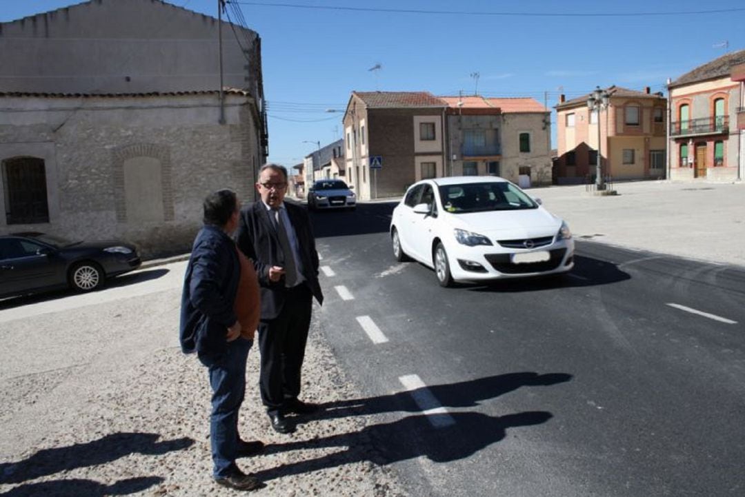 El delegado de la Junta en Segovia López Escobar en una visita anterior a San Cristóbal de  Cuéllar