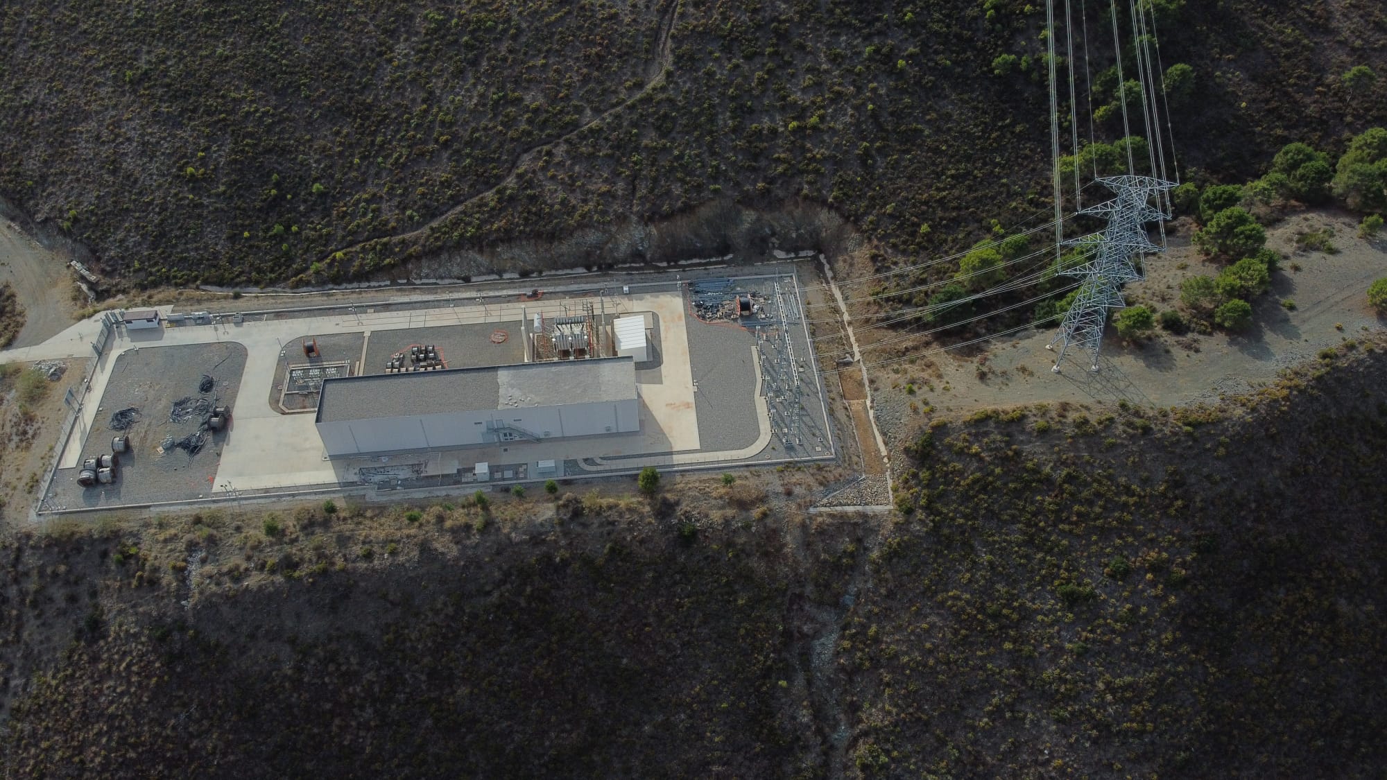 Vista de la parcela donde está planteada la construcción del nuevo centro educativo y que los padres rechazan por su cercanía a una subestación eléctrica