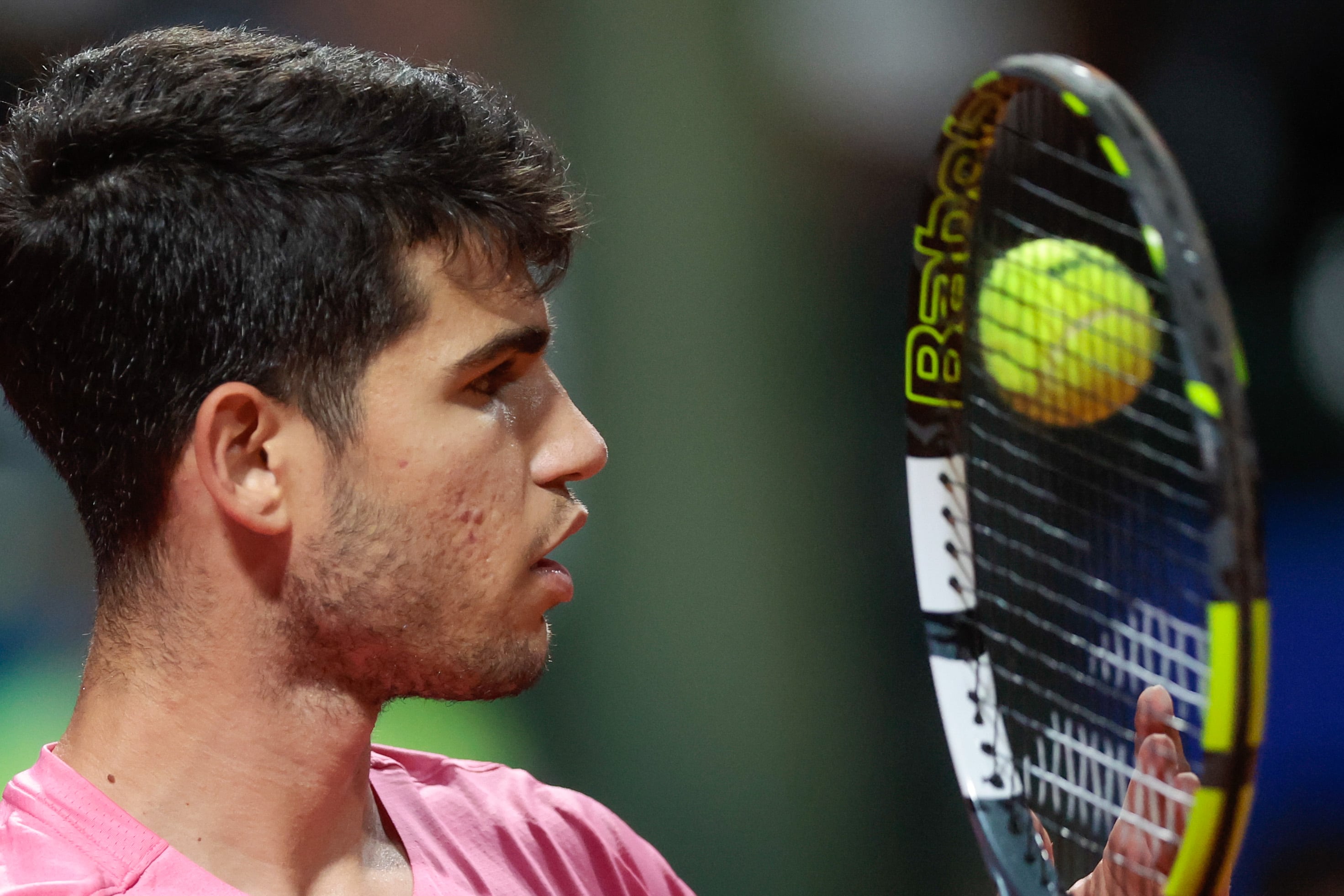 AME4958. BUENOS AIRES (ARGENTINA), 15/02/2023.- El tenista español Carlos Alcaraz se concentra hoy contra el serbio Laslo Djere, durante un partido por los octavos de final del Argentina Open, en Buenos Aires (Argentina). EFE/ Juan Ignacio Roncoroni
