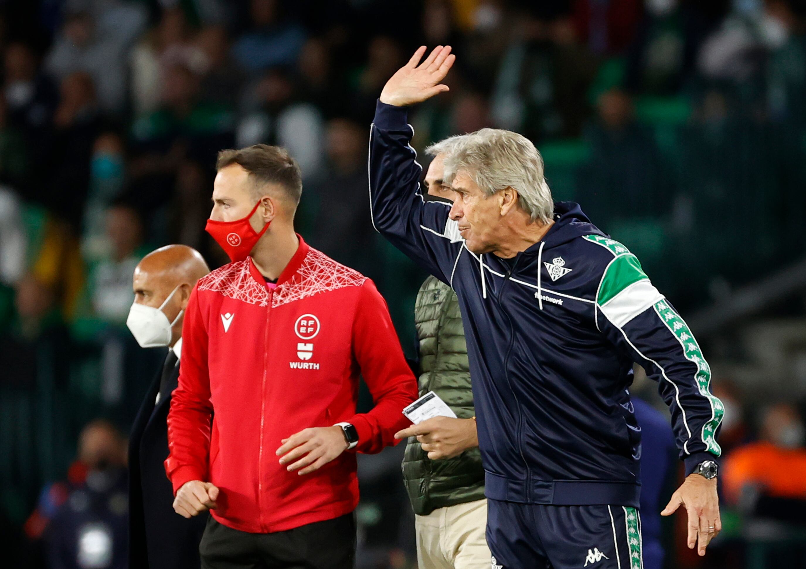 SEVILLA 06/03/2022.- El entrenador del Real Betis Manuel Pellegrini, durante el partido de la jornada 27 de LaLiga Santander hoy domingo en el estadio Benito Villamarín.- EFE / Julio Muñoz
