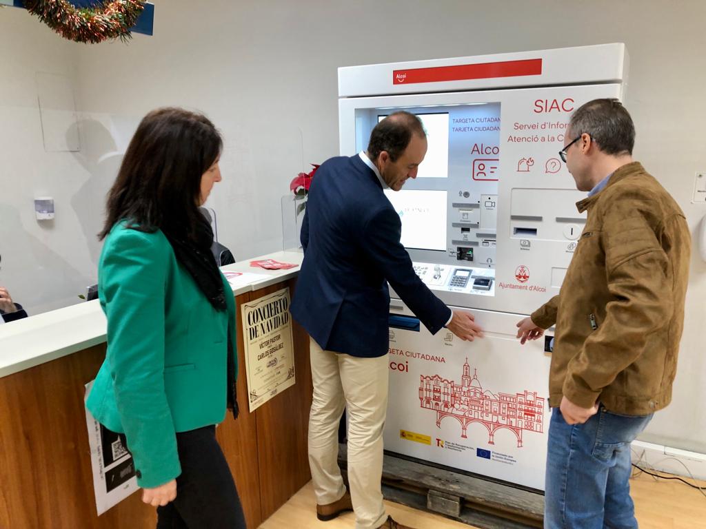 El cajero automático que dispensará la tarjeta ciudadana se ha instalado en el Servicio de Atención e Información a la Ciudadanía, en las oficinas municipales de la calle San Lorenzo.