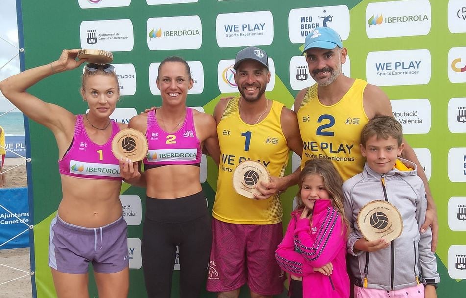 Raúl Mesa y el resto de jugadores de Benidorm tras el torneo