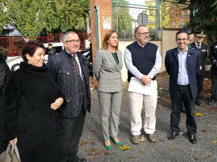 La delegada del Gobierno y el consejero de educación junto aotras autoridades a su llegada al instituto Giner de los Ríos