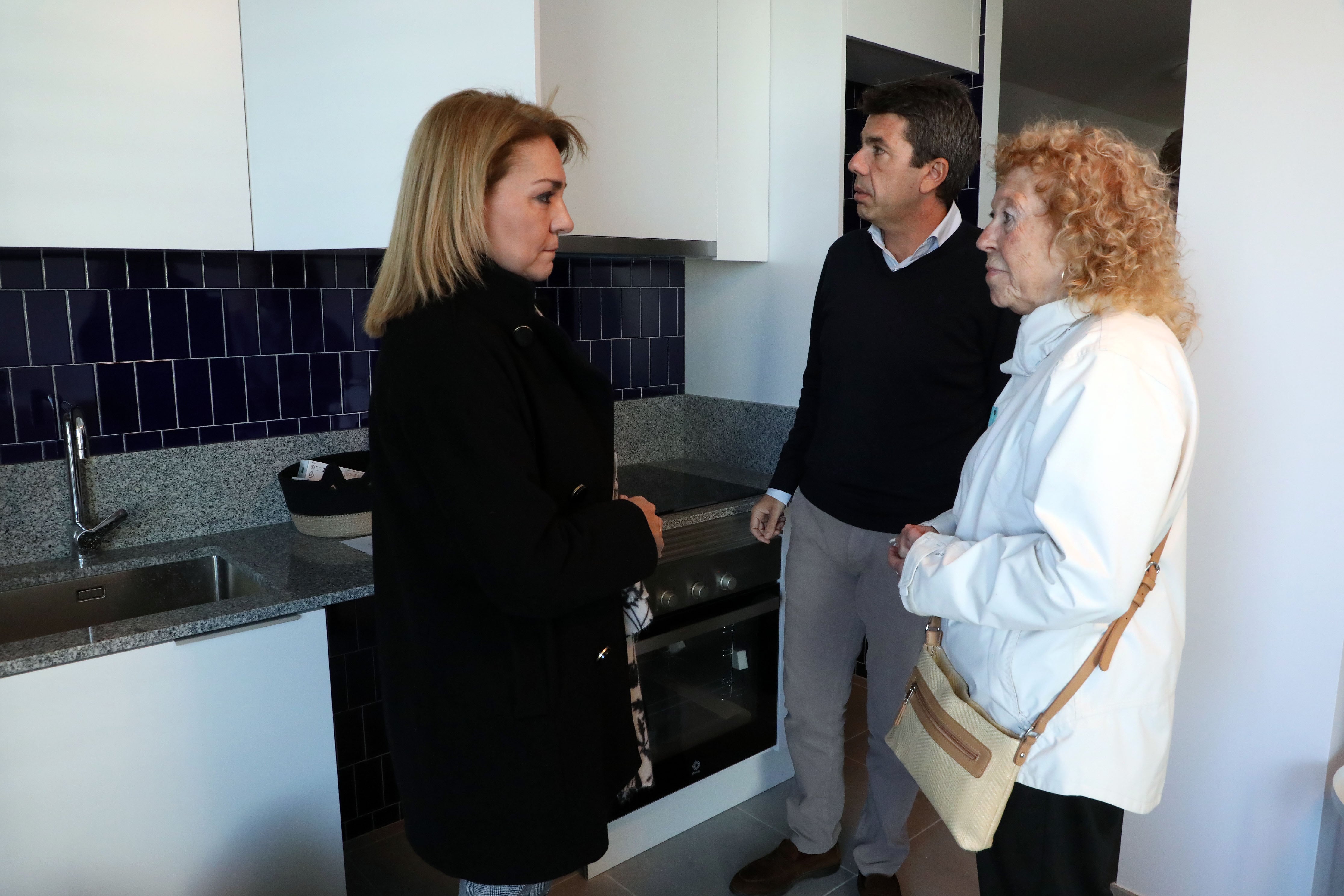 El president de la Generalitat, Carlos Mazón, y la vicepresidenta autonómica, Susana Camarero, en el momento de la entrega de las viviendas del edificio de La Torre a los afectados por la DANA.