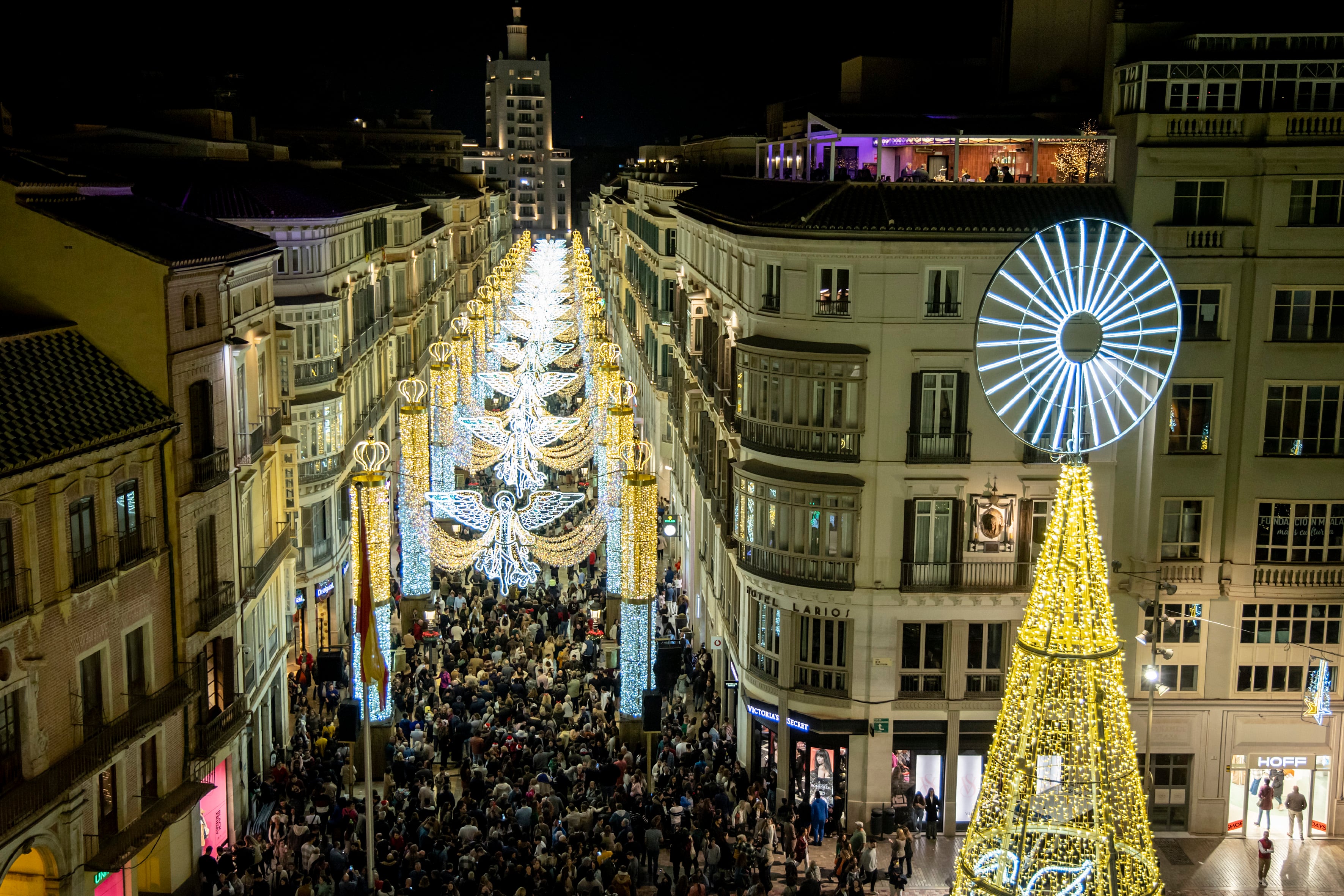 MÁLAGA, 26/11/2022.- Miles de personas asisten este sábado al alumbrado de Navidad en la calle Larios, en Málaga. EFE/Daniel Pérez
