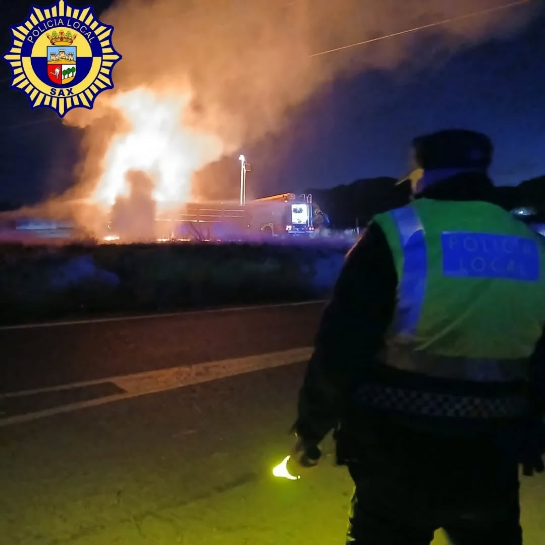 Incendio de contenedores en Sax