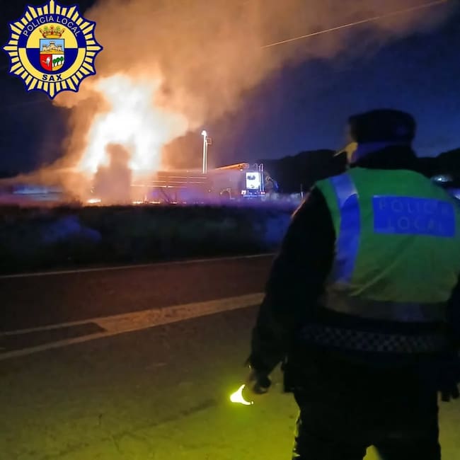 Incendio de contenedores en Sax