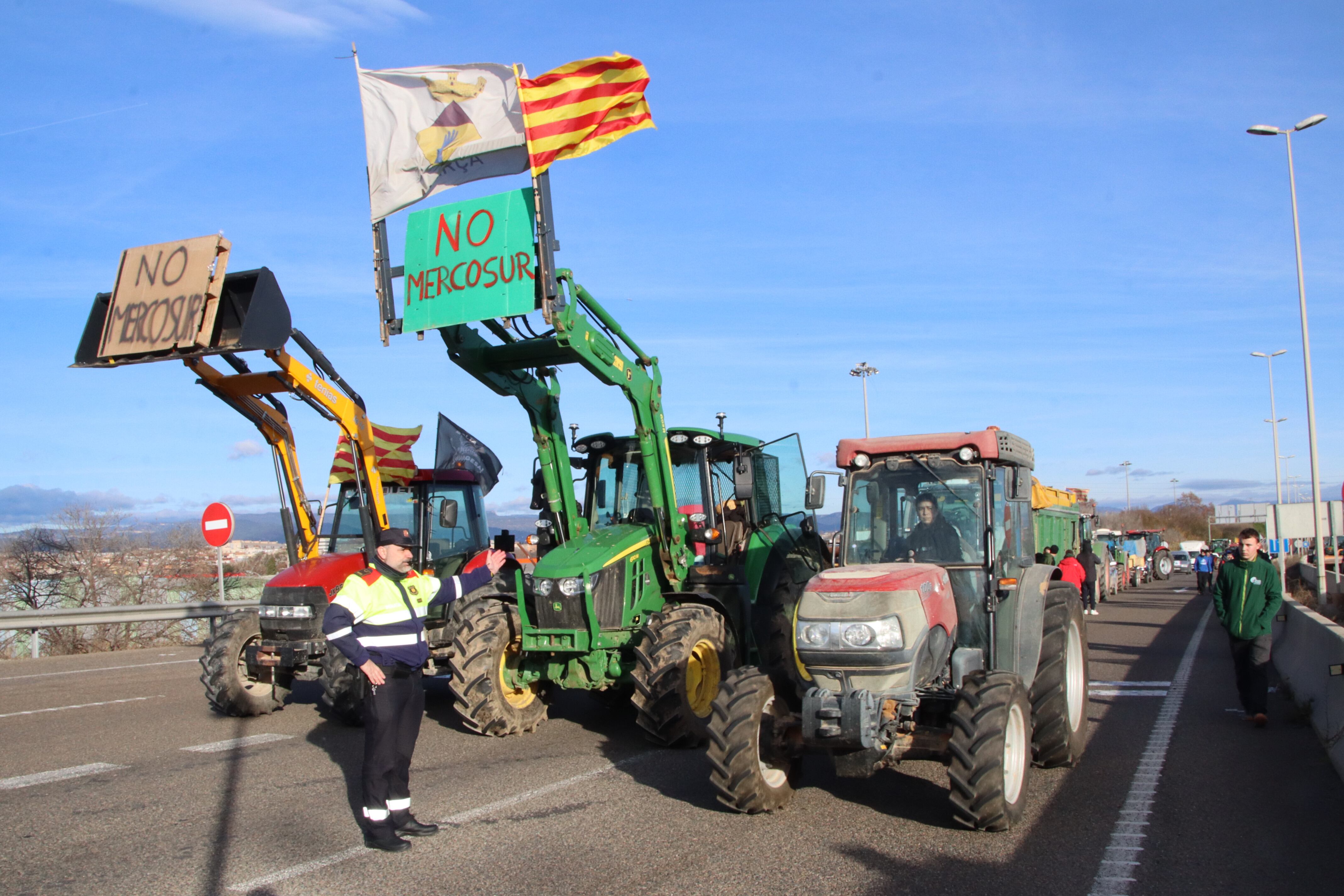 Tractors tallant l'accés al Port de Tarragona durant les protestes contra l'acord Mercosur