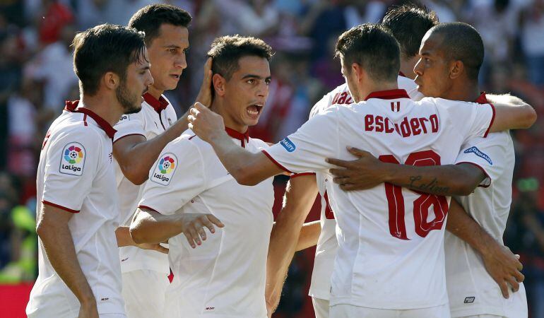 El delantero francés del Sevilla, Wissam Ben Yedder (c), celebra con sus compañeros tras marcar el gol de la victoria ante el Alavés.