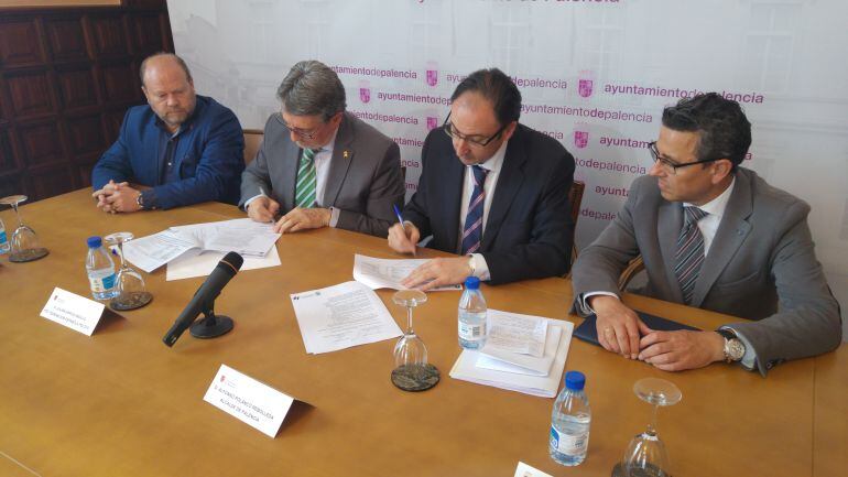 Momento de la firma del convenio entre la Federación de Pelota y el Ayuntamiento de Palencia