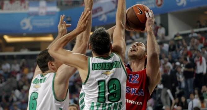 El jugador del CSKA Moscú, Nenad Krstic, intenta encestar ante la presencia de los jugadores del Panathinaikos, Sarunas Jasikevicius y Aleks Maric, durante el encuentro de semifinales de la Final Four de la Euroliga que se disputa en el estadio Sinan Erde