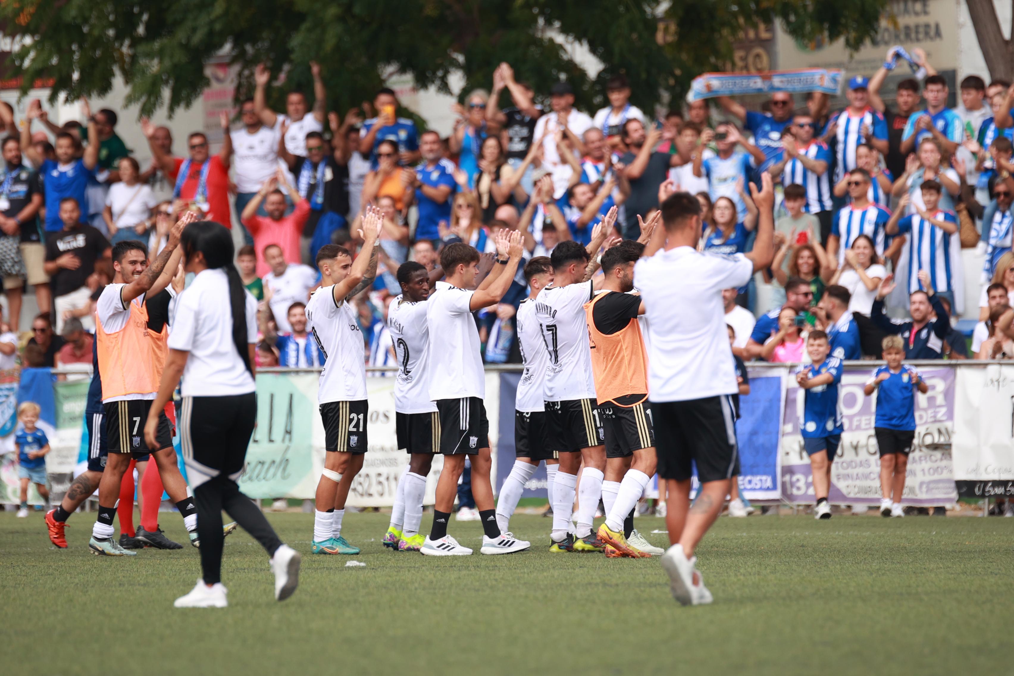 El Xerez CD celebra la victoria ante sus aficionados