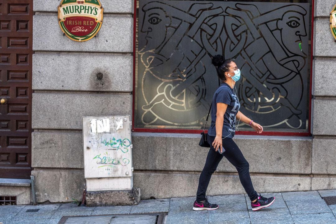 Una mujer pasea con mascarilla, en una imagen de archivo