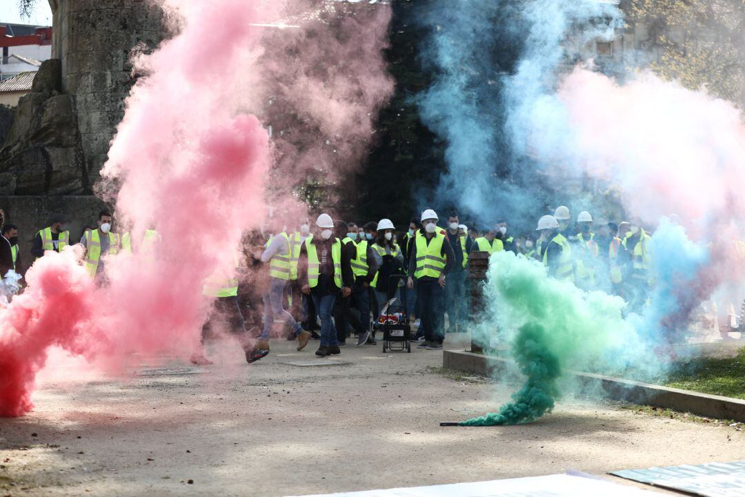 Decenas de trabajadores de la fábrica de Ence se manifiestan por el cierre de la fábrica, en Lourizán, Pontevedra, Galicia (España), Europa Press
 