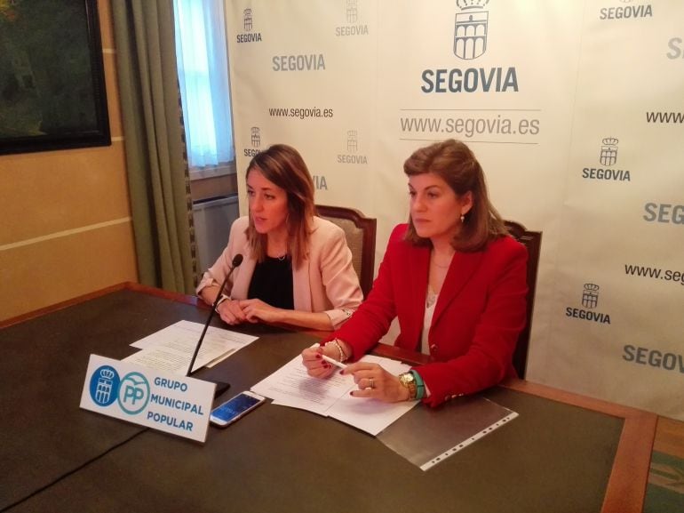 Raquel Fernández, portavoz del GMPP y la concejala Azucena Suárez