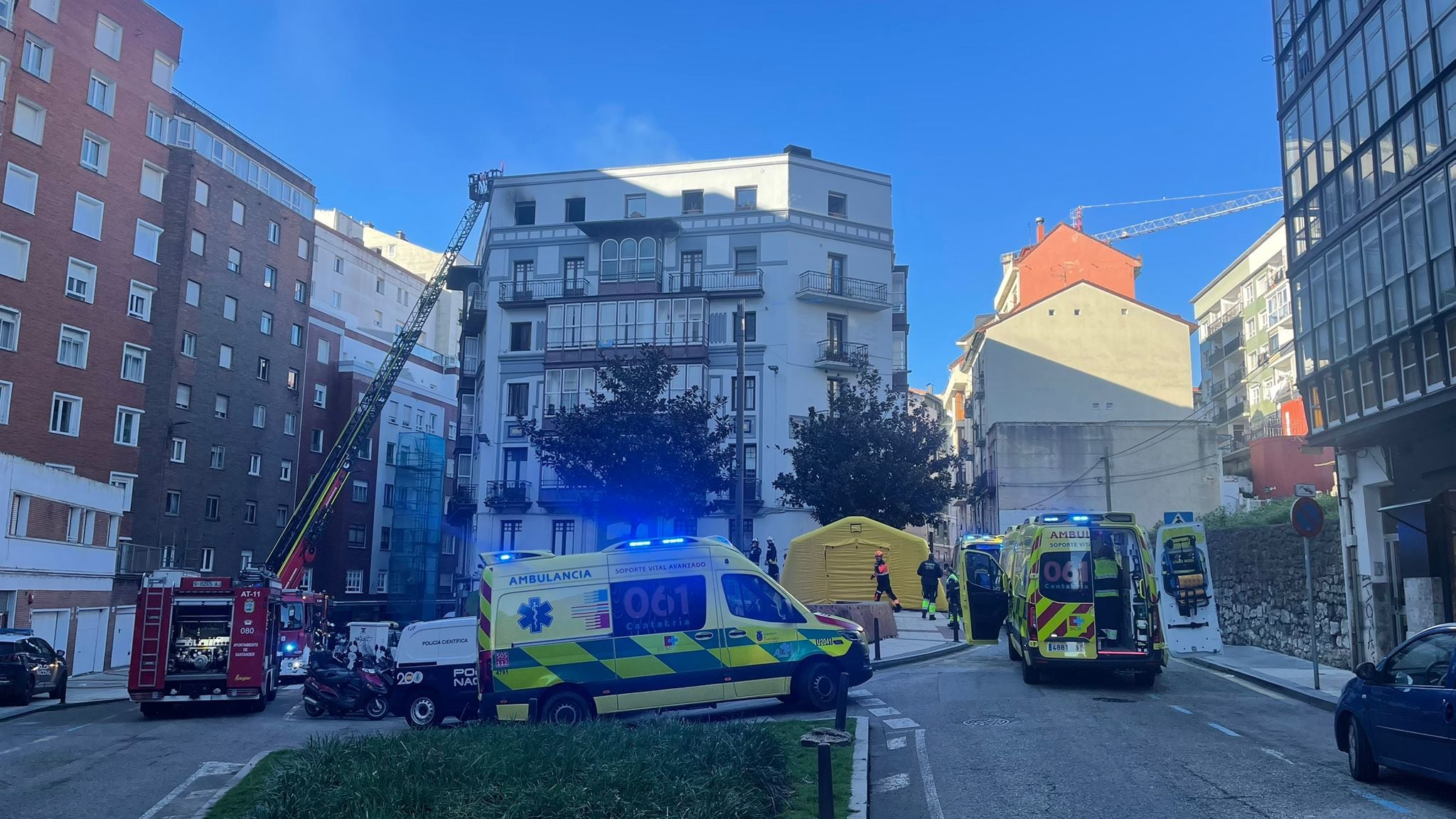 Los servicios sanitarios han instalado un hospital de campaña en plena calle para atender a las personas afectadas y sus familiares.