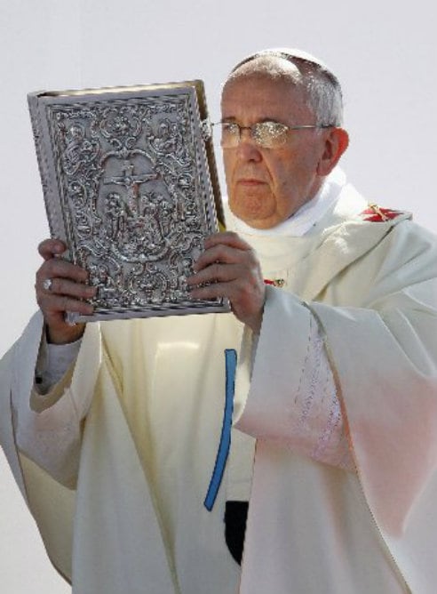 El papa Francisco durante la homilía de la misa ante el Santuario de Nuestra Señora de Bonaria, en Cagliari