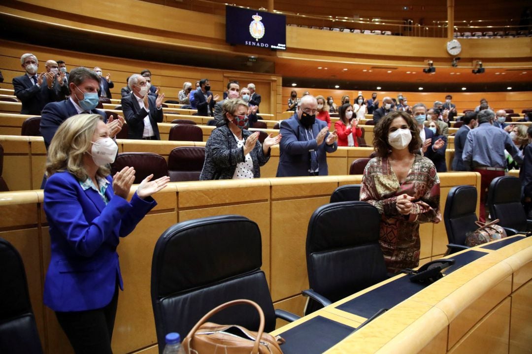 La ministra de Hacienda, María Jesús Montero (d), durante el pleno del Senado en el que se vota la aprobación de los presupuestos generales del próximo año.