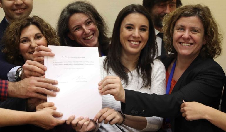 La portavoz de Unidos Podemos en el Congreso, Irene Montero, registra, junto a varias compañeras de partido, una Proposición de Ley para regular los alquileres abusivos.