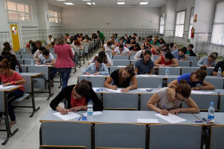 Opositores realizando la prueba en las aulas de la Facultad de Derecho de la Universidad de Málaga