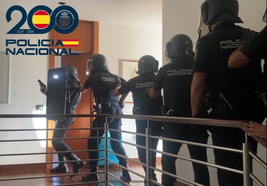 En el registro de su domicilio, la Policía Nacional encontró un kilogramo más de hachís junto a sustancias sintéticas, además de una báscula de precisión y 2.000 euros en efectivo