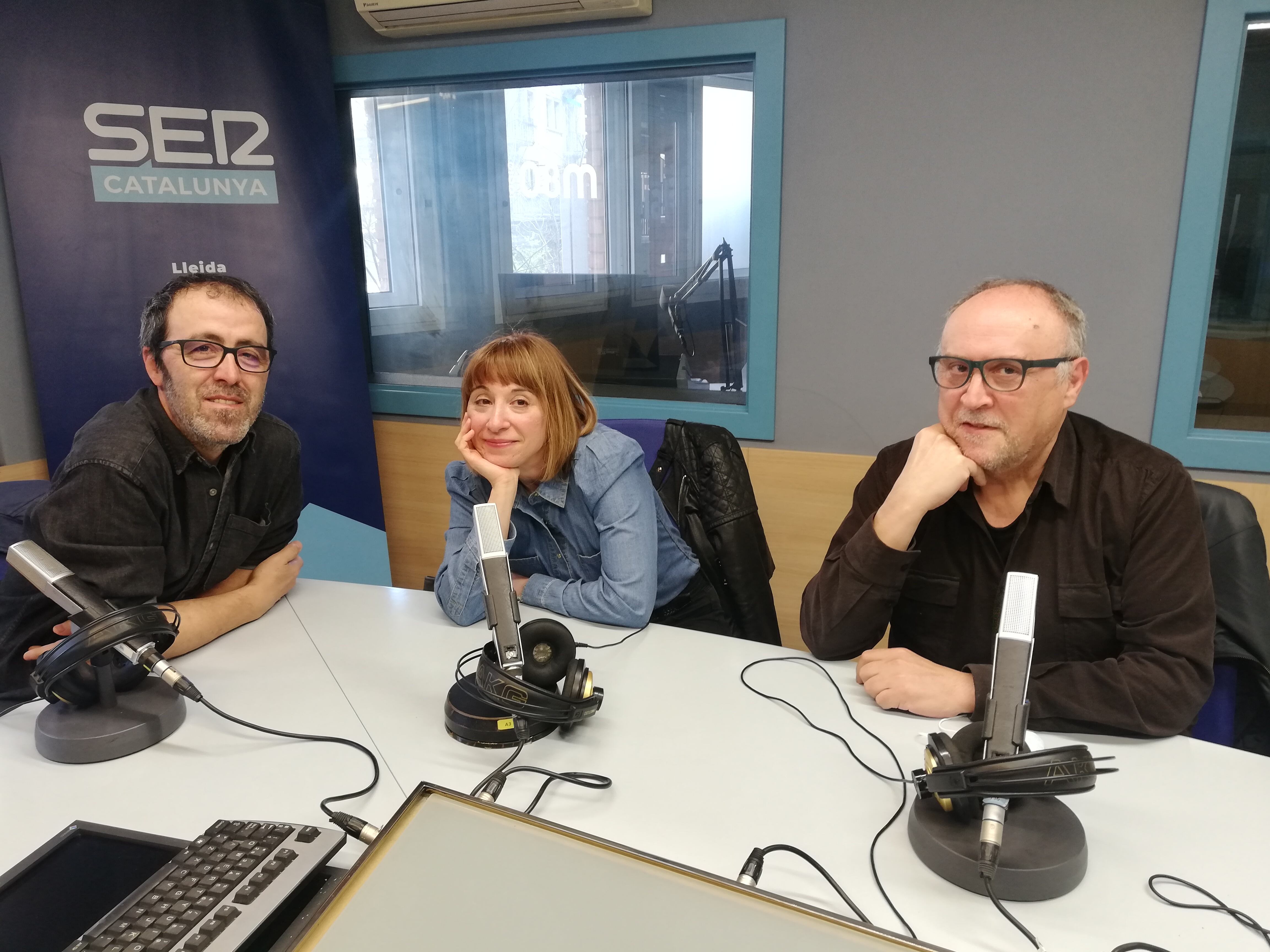 D'esquerra a dreta, els artistes Carles Porta, Sònia Alins i Josep Maria Cazares, poc abans de la seva participació a l'Aquí Lleida de Ràdio Lleida.