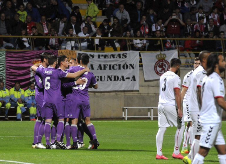 Los jugadores del Madrid celebran el primer gol de Asensio