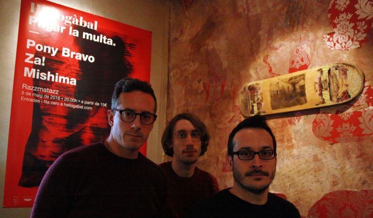 Miquel Cabal, Artur Estrada i Sergi Egea, les tres ànimes de l'Heliogàbal, davant del cartell del concert per recaptar fons al Razzmatazz