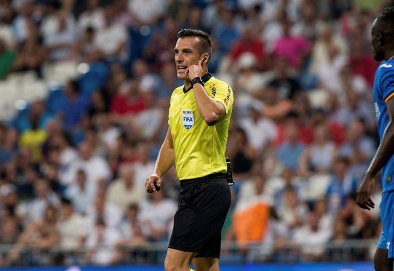 Estrada habla con el VAR, durante el Real Madrid - Getafe