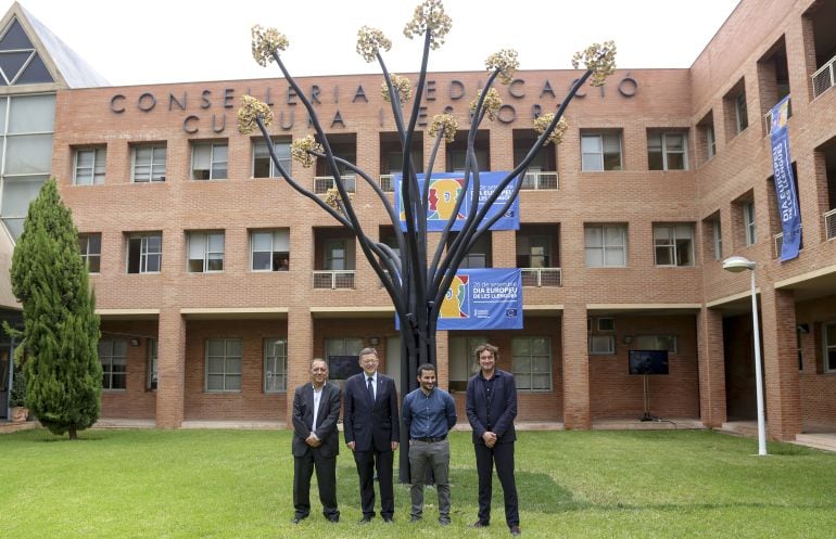 De izquierda a derecha: Miguel Soler, secretario autonómico de Educación;  Ximo Puig, president de la Generalitat; Vicent Marzà, conseller de Educación; Rubén Trenzano, director general de Política Lingüística