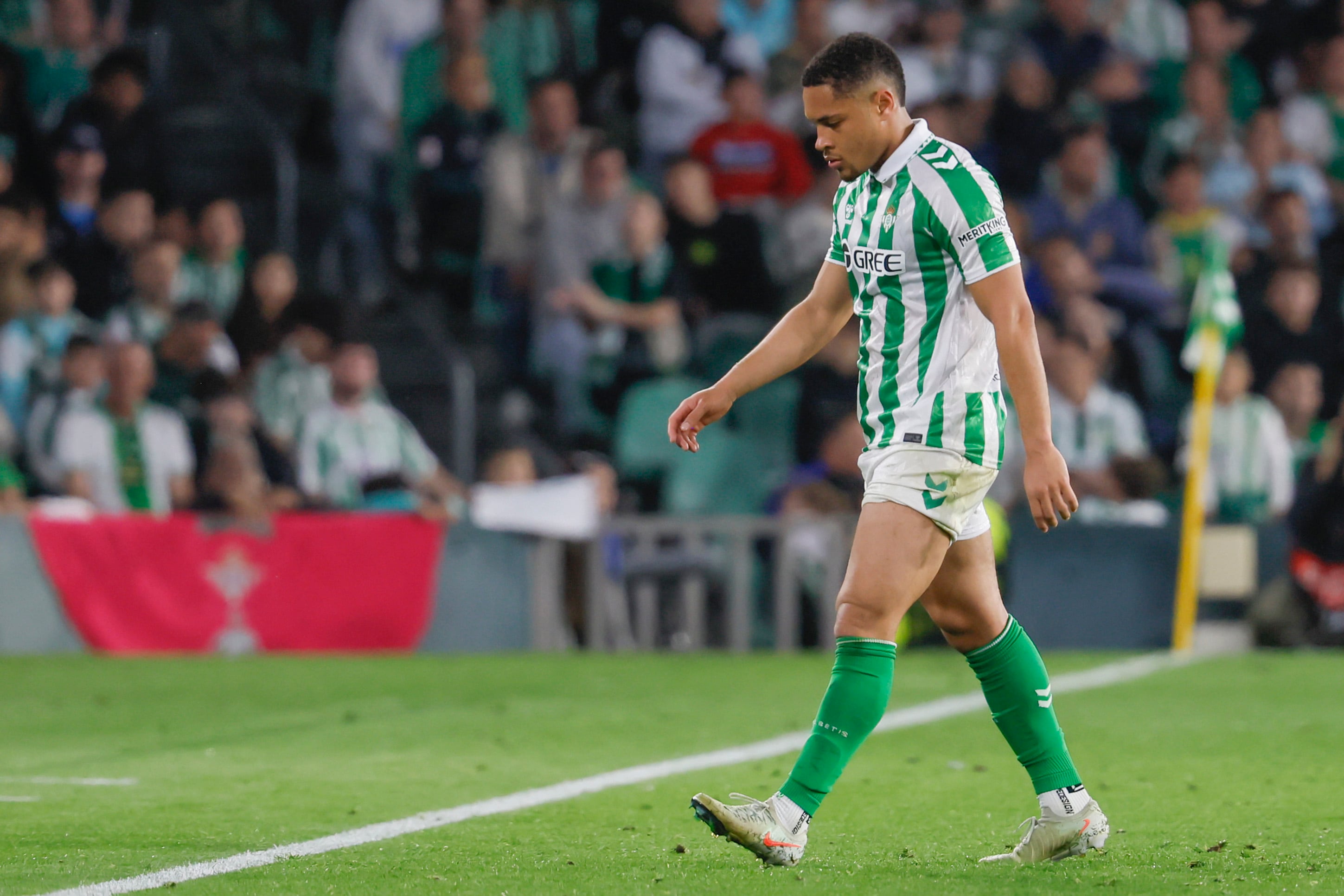 SEVILLA, 20/2/2025.- El delantero del Betis Vitor Roque abandona el terreno de juego tras su expulsión, durante el partido de vuelta de la ronda eliminatoria para octavos de la Liga Conferencia que Real Betis y KAA Gante disputan este jueves en el estadio Benito Villamarín, en Sevilla. EFE/José Manuel Vidal
