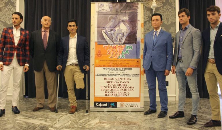 De izquierda a derecha, junto al cartel del festival del 12 de octubre en la Real Maestranza, Finito de Córdoba, el empresario Ramón Valencia; el banderillero José Manuel Soto, Ortega Cano, Daniel Luque y el novillero Rafael Serna