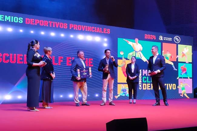 El gerente de la Escuela de Golf Elche, Juan Manuel Verdú, recogió el galardón