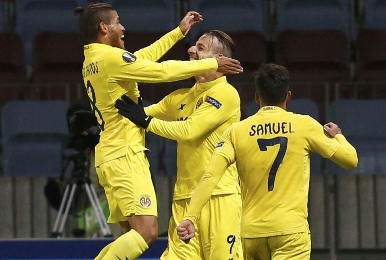 Roberto Soldado celebra con sus compañeros el gol anotado.