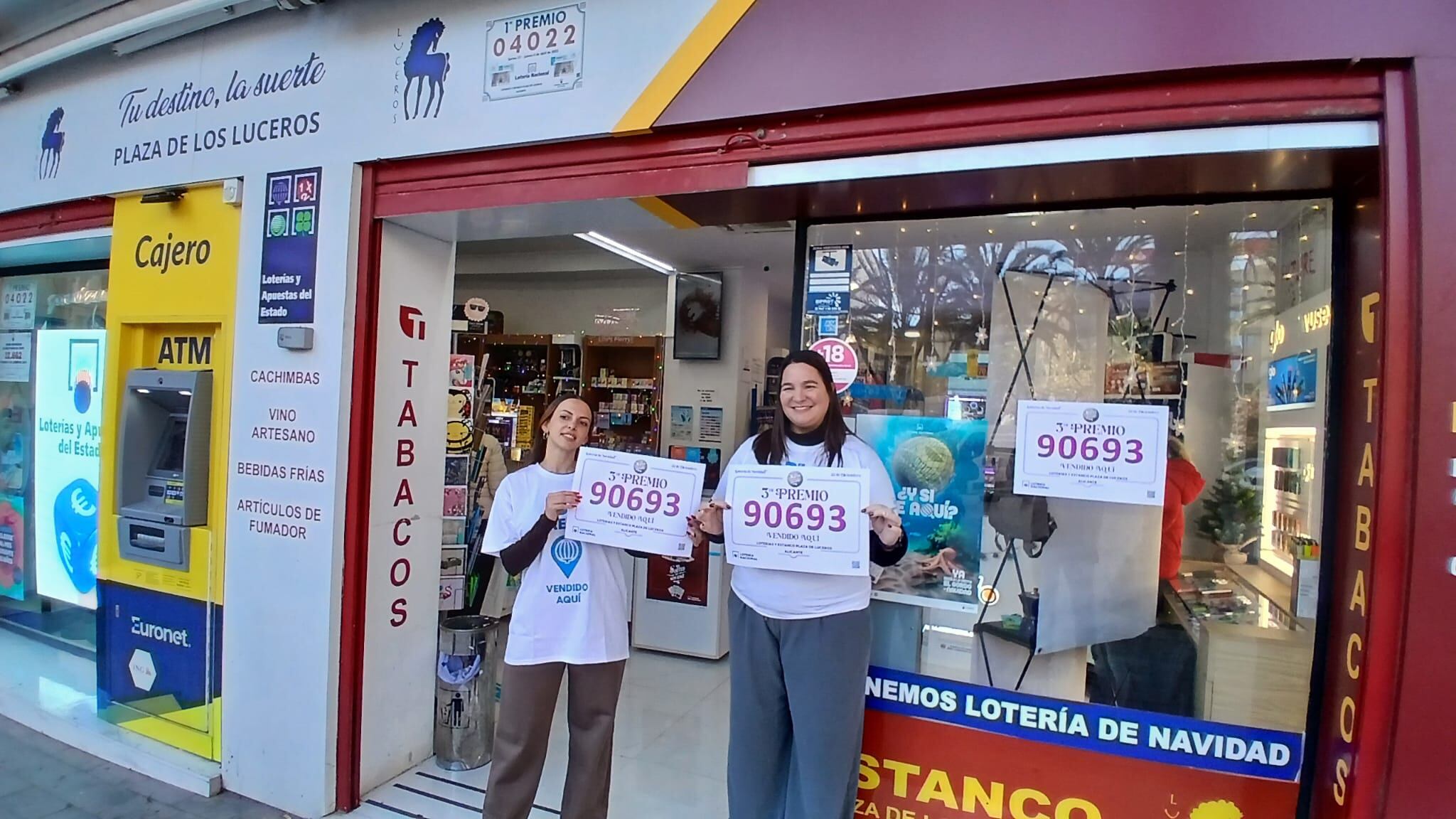 La administración en la plaza de los Luceros de Alicante vende el tercer premio de la Lotería de Navidad
