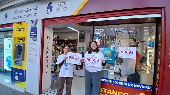 La administración en la plaza de los Luceros de Alicante vende el tercer premio de la Lotería de Navidad