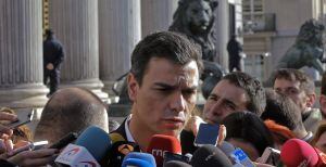 GRA056. MADRID, 04/12/2014.- El secretario general del PSOE, Pedro Sánchez, tras registrar en el Congreso de los Diputados la petición para que se ponga en marcha una subcomisión que analice la reforma de la Constitución, ha declarado a los medios de comu