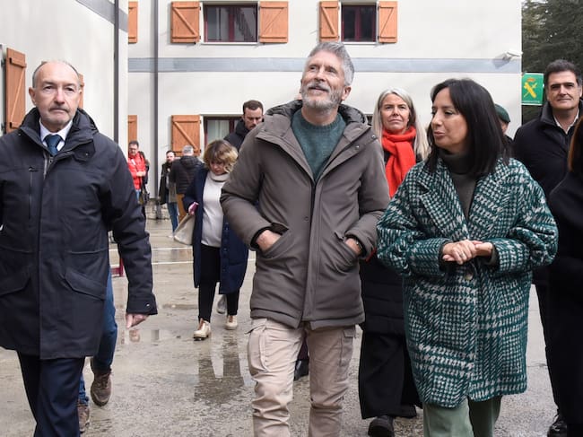 JACA (HUESCA), 13/03/2025.- El ministro del Interior, Fernando Grande-Marlaska (c), acompañado de la directora general de la Guardia Civil, Mercedes González, durante su visita este jueves a las obras de mejora de la eficiencia energética que se están realizando en el cuartel de la Benemérita en Jaca (Huesca). EFE/ Javier Blasco