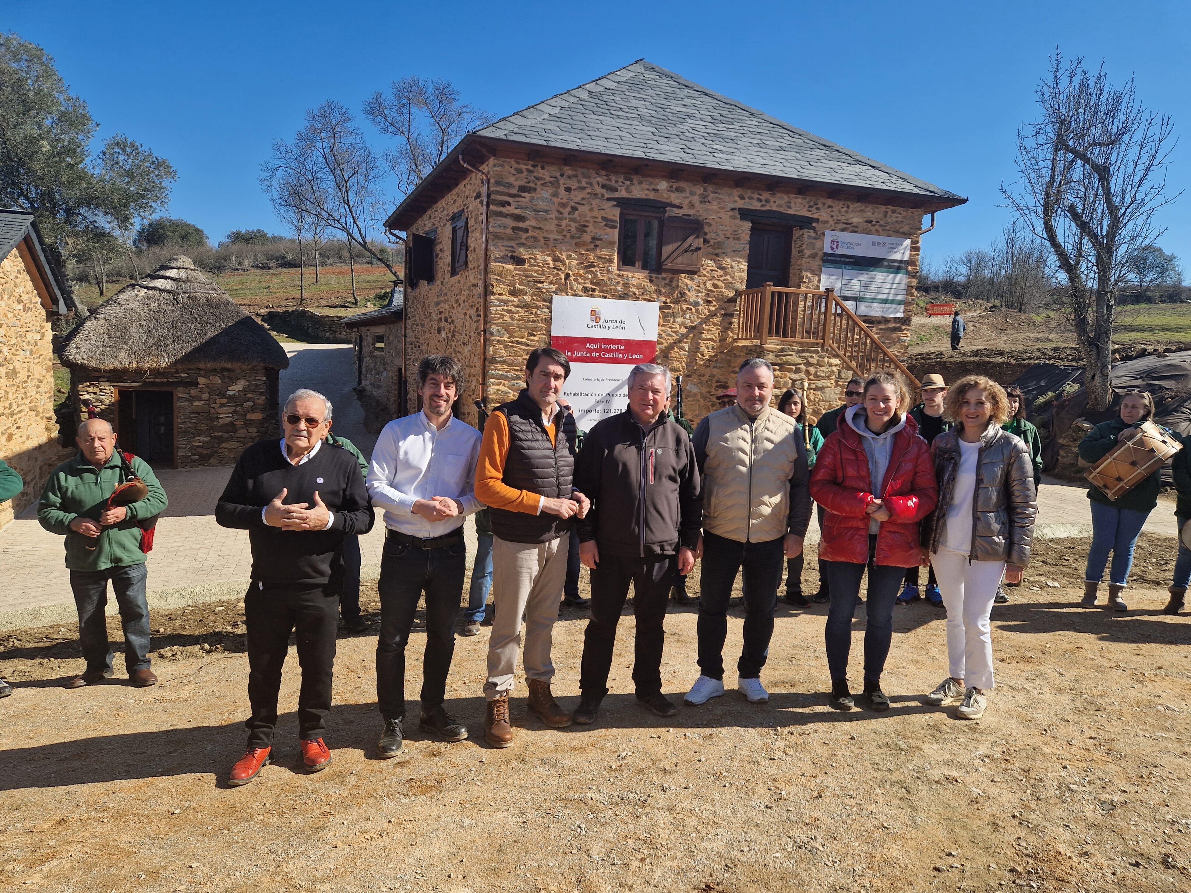 Asistentes a la inauguración del pueblo de Peón de Arriba